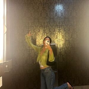 MEET YOUR POSHER, LESLY